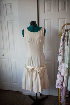 Such a fun drop waisted dress, complete with adorable bow. Would make a CUTE wedding dress.  M E A S U R E M E N T S  Waist: 18" Arm Pit to Arm Pit: 17" Length: 43" taken while laying flat  ALL ORDERS SHIP WEDNESDAYS White Gatsby Dress, 60s Drop Waist Dress, White Drop Waist Dress, Drop Waist Wedding Dress, 1920s Wedding Dress, Victorian Boho, 20s Dresses, Vintage Evening Gowns, Boho Gown