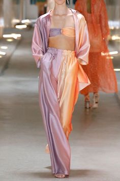 Etna Pants Sunset – eikō ai Apricot Outfit, Mode Pastel, Outfit Designer, Runway Fashion Couture, Diy Vetement, Spring Fashion Trends, Summer Fashion Trends, Designer Style, Vogue Paris