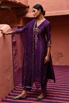 Shop for Deepthee Purple Chanderi Embroidered Kurta Set for Women Online at Aza Fashions Marriage Suits Women, Straight Kurti Designs Party Wear, Straight Kurti Designs, Salwar Ideas, Plazo Designs, Sheer Dupatta, Silk Kurta Set, Kurti Sets, Silk Suits