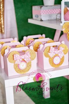 Minnie Mouse Party Bags Ideas, Minnie Golden, Gold Birthday Party Ideas, Minnie Mouse Party Favors, Minie Mouse Party, Minnie Mouse Birthday Party Ideas