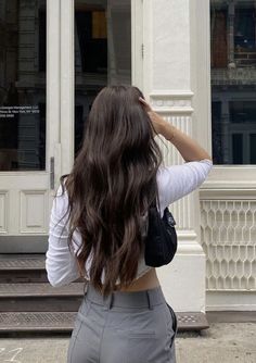 V Cut Hair, Brown Wavy Hair, Rambut Brunette, Dark Brunette Hair, Long Brunette Hair, Brown Hair Looks, Brown Hair Inspo, Hairstyles For Layered Hair, Haircuts For Wavy Hair