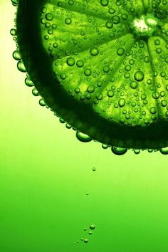 a slice of lime in the water with bubbles