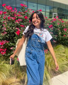 Overalls Big Bust, Overall Styles For Women, One Strap Overalls Outfit, Blue Overalls Outfit Summer, Oversized Denim Overalls, Spring Overalls Outfit, Denim Overalls Outfit Summer, 90s Dungarees Outfit, Cute Overalls Outfits