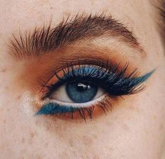 Fest Smink, Eyeliner Cat, Make Up Designs, Blue Eyeshadow Looks, Eyeliner Tips, Eyeliner Color, Paint Inspo, Makeup Drawing, 얼굴 드로잉