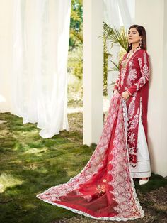 Maryam Hussain Neal Luxury Lawn 2022 Original brand suit fabric and photography lite diffrance in actual print. Head Turning Outfits, Unstitched Dress Material, Eid Dresses, Embroidered Sleeves, Embroidered Dupatta, Organza Fabric, Suit Fabric, Pakistani Outfits, Modern Outfits