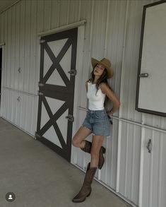 Outfits With White Top, Shorts And Cowboy Boots Outfit, White Top Outfit, Biker Boots Outfit, Traje Cowgirl, Summer Boots Outfit, Cowboy Outfit, Outfit Botas, Cowgirl Style Outfits