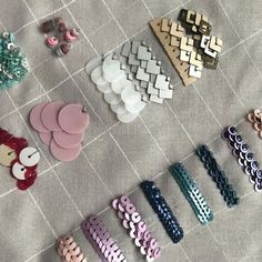 there are many different types of hair clips on the table