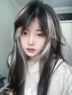 Red Hair Color At The Ends, Short Edgy Bob Hairstyles, Dyed Hair On Asians, Korean Two Tone Hair Color, Ulzzang Dyed Hair, Hair Dye Reference, Oreo Hair Girl, Acubi Haircut, Ulzzang Hair Color