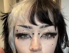 Cute Makeup Inspiration, Cool Alternative Makeup, Makeup Looks With Red Eyeliner, Grunge Festival Makeup, Light Alternative Makeup, Alt Makeup Products, Cool Makeup Designs, Cute Makeup Designs, Alt Looks Makeup