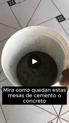 a person is holding a white cup with water in it and the words mira com o que quann ests messas de cement o concrete concreto