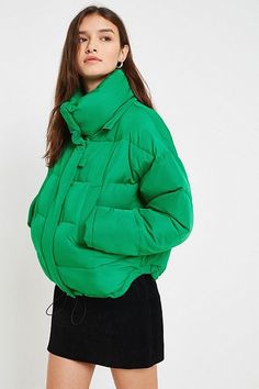 Dark Green Pillow, Puffy Winter Jacket, Winter Outfits Aesthetic, Winter Puffer Jackets, Clubbing Outfits, Cropped Puffer Jacket, Puffer Jacket Women, Sleeveless Jacket