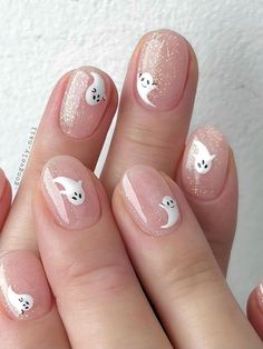 Korean short Halloween nails: shimmery nails with ghosts Short Halloween Nails, Cute Nails For Fall, Nails Now, Short Nails Art, Halloween Nail