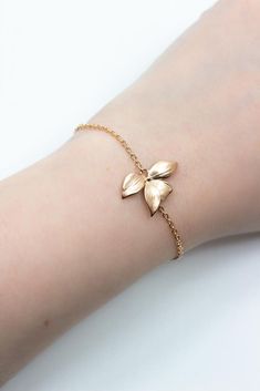 This rose gold bracelet is the perfect companion for an unforgettable day. Product: Material: brass, rose gold coated The bracelet comes in a pretty jewelry box. --------------------------------------- You can find more wedding jewellery here: https://www.etsy.com/de/shop/CataleaM?ref=seller-platform-mcnav&section_id=21448206 You can find even more jewelry here: https://www.etsy.com/de/shop/CataleaM Wedding Jewelry Bridesmaids, Pretty Jewelry, Wedding Jewellery, Rose Gold Bracelet, Creative Jewelry, Jewelry Wedding, Pretty Jewellery, Chain Link Bracelet, Link Bracelets