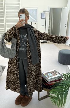 Daytime Winter Outfit, Winter 2025 Fashion Trends, 2025 Energy, Coat Styling, Closet Refresh, Ny Outfits, Winter City, Fashion Moodboard, Deep Autumn