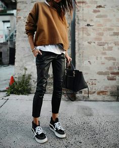 Lederhosen Outfit, Leather Pants Outfit, Black Leather Pants, Trendy Fall Outfits, Leather Trousers, Mode Inspo, Fall Winter Style, 가을 패션