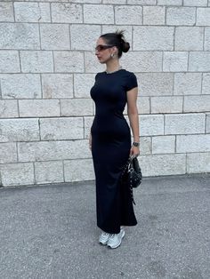 Long Casual Black Dress, Black Tight Maxi Dress, Bershka Black Dress, Long Dress And Converse, Long Black Dress With Sneakers, New Balance Dress Outfits, Maxi Dress And Sneakers Outfit, Air Max 97 Black Outfit, Black Long Dress Outfit Casual