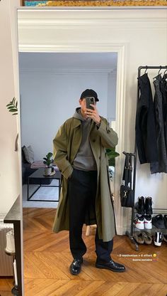 Mens Trench Coat Outfit, Trench Coat Street Style, Winter Outfits Men Streetwear, Neutrals Fashion, Mens Sweat Suits, Trench Outfit, Guy Outfits, Outfits Men Streetwear, Winter Coat Outfits