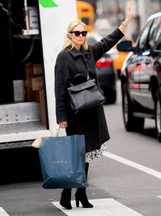 Gossip Girl Scenes, Kelly Rutherford Style, Zara Shopping, Estilo Gossip Girl, Kelly Rutherford, Gossip Girl Outfits, Hermes Kelly Bag, Gossip Girl Fashion, Practice Outfits