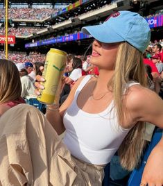 Cute Baseball Game Outfit, Women Baseball Outfit, Baseball Game Outfit Ideas, Stadium Outfit, Baseball Game Aesthetic, Game Outfit Ideas, Italian Fashion Summer, Baseball Wife, Baseball Game Outfit