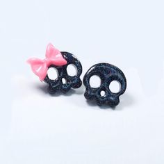 Hey there, spooky season lovers! Get ready to add some extra sparkle to your Halloween outfit with these handmade skull resin earrings.  These earrings are perfect for adding a touch of glam to your Halloween costume or for adding a little bit of spooky flair to your everyday look. Each pair is carefully crafted by hand i9in Colorado, ensuring that you get a unique and one-of-a-kind piece.  The skull design is perfect for Halloween, but can also be worn year-round for those who love a little bit of edge in their accessories. So, whether you're dressing up for a Halloween party or just want to add some personality to your everyday look, these earrings are the perfect choice.  Get ready to turn heads and make a statement with these handmade Halloween skull resin glitter and/or neon earrings! Cute Skull, Handmade Skulls, Ghost Earrings, Halloween Outfit, Skull Earrings, Resin Earrings, Skull Design, Halloween Kostüm, Fete Halloween