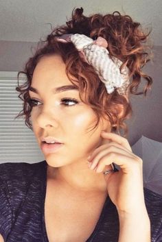 Scarf Curly Hair, Bandana Updo, Bandana Curls, Hair Scarves, Head Scarfs, Scarf Tutorial, Scarf Ideas, Hair Scarf Styles, Head Scarf Styles