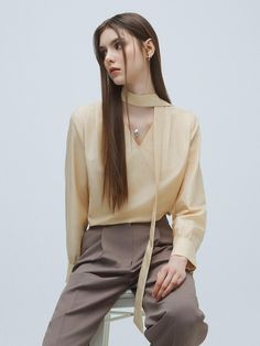 Composition : · Yellow color Shell: 33% silk, 67% nylon · White color Shell (1): 33% silk, 67% nylon / Shell (2): 80% tencel,Color : WHITE,YELLOWCountry of Origin : Republic of Korea Spring Silk Blouse With Collar, Beige V-neck Blouse For Layering, Silk Blouse For Spring, Beige Silk V-neck Top, Spring Silk Tops For Office Wear, Beige Silk Tops For Work, Beige Silk Tops For Workwear, Tie Blouse, Yellow Color