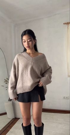 Gray Denim Skirt Outfit, Topgolf Date Night Outfit, Fall Girly Outfits, Uni Outfits Aesthetic, Light Sweater Outfit, Uni Outfits, Looks Street Style, Autumn Outfit