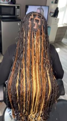 Braided Hairstyles Different Colors, Black And Color Knotless Braids, Braids With Multiple Colors, Colorful Boho Knotless Braids, 350 Peekaboo Braids, Red And Black Knotless Braids Peekaboo, Boho Knotless Braids With Peekaboo Color, Boohoo Knotless Braids Color, Tricolor Knotless Braids