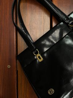 VINTAGE BLACK LEATHER HANDBAG BRAND DIANA VICENZA DROP: 17CM WIDTH: 31CM DEPTH: 8CM HEIGHT: 22CM ---------------------- ALL BAGS ARE CLEANED CLEANED & CONDITIONED BEFORE SHIPMENT SHOP T&C'S 😁😁 * BUY NOW IS WELCOME * PICK UP AVAILABLE UPON REQUEST * MAJORITY OF GARMENTS ARE VINTAGE ITEMS WITH ACCUMULATED WEAR AND TEAR OVER TIME - ITEMS WITH WEAR WILL HAVE INFORMATION DISCLOSED #y2k #vintagebag #italian #leather #dianavicenza Vintage Square Shoulder Bag, Vintage Black Shoulder Bag With Double Handle, Vintage Evening Bags With Leather Lining, Black Retro Shoulder Bag With Hasp Closure, Vintage Black Travel Bag, Vintage Square Leather Shoulder Bag, Vintage Evening Shoulder Bag In Soft Leather, Vintage Black Shoulder Bag With Hasp Closure, Vintage Soft Leather Satchel With Double Handle