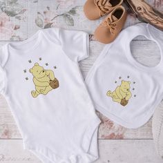 Este clásico diseño de bordado de Winnie The Pooh añade un toque atemporal a cualquier proyecto. Perfecto para proyectos de manualidades y prendas de vestir, este diseño de bordado presenta a Classic Pooh y seguramente será una adición espectacular a cualquier proyecto. Es la manera perfecta de darle a cualquier proyecto un toque extra de fantasía y encanto. Además, ¡el toque perfecto para cualquier fanático clásico de Winnie The Pooh!

 
 
-TALLAS QUE RECIBIRÁS:



 4,5x4,1 (pulg.)

 5,0x4,6(pu Pot Embroidery, Rabbit Halloween, Classic Pooh, World Of Imagination, The Wonderful Wizard Of Oz, Honey Pot, Pooh Bear, Free Embroidery Designs, Free Halloween