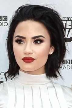 Demi Lovato Short Hair 2023, Demi Lovato Haircut, Plus Size Short Hair, Demi Lovato Short Hair, Demi Makeup, Demi Lovato Makeup, Shakira Video, Demi Lovato Hair, Demi Lovato Body