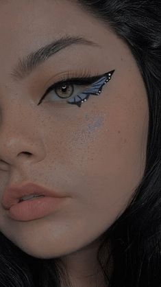 Natural Fantasy Makeup, Butterfly Aesthetic Makeup, Face Paint Eyeliner, Butterfly Makeup Hooded Eyes, Edgy Fairy Aesthetic, Graphic Liner Aesthetic, Animal Eye Makeup, Cool Makeup Looks Creative Easy, Festival Eyeliner