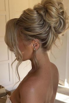 Mesmerizing elegance! A voluminous blonde updo with cascading tendrils exudes romance and sophistication, creating a timeless and stunning look. // Photo Credit: Instagram @wedlocks_ Bun Prom Hairstyles, Loose Bun, Bridesmaid Hair Inspo, High Updo, Cute Prom Hairstyles, High Bun Hairstyles, Wedding Hair Up, Guest Hair, Bridesmaid Hair Makeup