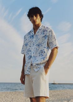 Hawaii Style Men, Beach Man Outfit Summer, Beach Day Outfit Men, Beach Shirt Outfits Men, Men Summer Look, Casual Summer Men Outfits, Beach Style For Men, Men Soft Outfit, Hawaii Men Outfit