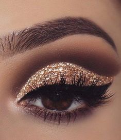 Gold Glitter Eyeshadow, Golden Eye Makeup, Makeup Suggestions, Makeup Contouring, Makeup 101, Bright Makeup, Makeup Tutorial Eyeshadow