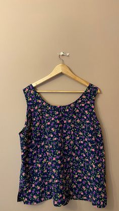 ⚡️Free shipping when you spend 100€⚡️ ⚡️Beautiful vintage sleeveless blouse, top with floral print, navy blue color with violet, dark pink and green flowers and leafs. ⚡️In excellent vintage condition. ⚡️ Fits best- S-M-L. ⚡️Reference model size M, height - 178 cm, weight - 60 kg. ⚡️Measurements: - Armpit to armpit, flat taken: 21,6 inch // 55 cm. - Length from armpit to bottom: 15 inch // 38 cm. - Length: 25,6 inch // 65 cm. ⚡️All items come from a smoke free home. ⚡️Please write me your phone Pink And Green Flowers, Comfy Blouse, Lace Short Sleeve Top, Black Lace Blouse, Oversized Blouse, Linen Blouse, Navy Blue Color, Black Laces, Green Flowers