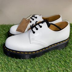 Doc Dr. Martens Smooth White Leather Oxford Platform Shoes 26654 Men 7 Wmn 8 New White Closed Toe Lace-up Shoes With Rubber Sole, White Lace-up Leather Shoes, Classic Plain Toe Lace-up Platform Shoes, White Round Toe Oxfords For Spring, Spring White Round Toe Oxfords, Classic Low-top Platform Oxfords, Casual White Oxfords With Leather Sole, White Leather Slip-on Shoes With Leather Footbed, White Synthetic Leather Shoes With Rubber Sole