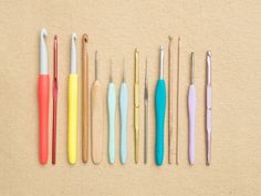 several different colored crochet hooks lined up next to each other with the words tips de agua written above them