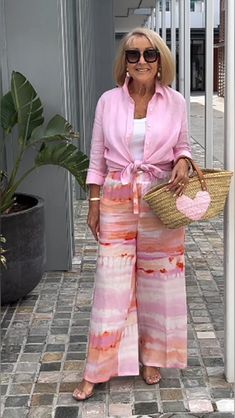 Stylish Outfits For Women, Holiday Dresses Women, Stylish Outfits For Women Over 50, Outfits For Women Over 50, Printed Casual Dresses, Women Style Casual, Over 60 Fashion, Wedding Guest Outfits, Floral Jeans