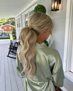 Voluminous bridal party pony. Party Pony Updo, Long Hair Wedding Ponytail, Pagent Hair Ponytail, Slick Back Hairstyles Bridesmaid, Bridesmaids Wedding Hair, Prom Hair Updos For Medium Hair, Formal Hairstyles Blonde Hair, Blonde Bridal Ponytail, Ponytail Updo Bridesmaid