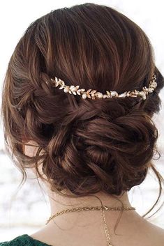 It is high time to think about prom hairstyles as the big dance will soon be upon us. Whether you are looking for prom long or medium length hairstyles, the options are limitless. There are a ton of fun, elegant, and trendy hairstyles for the upcoming prom season. From curls to braids to fancy updos, there’s something for everyone. #promhairstylesforlonghair #promhairstyles #promhair #homecominghairstyles Prom Hair Updo, Chignon Hair, Prom Hairstyles For Long Hair, Wedding Hair Inspiration, Penteado Cabelo Curto, Wedding Updo, Prom Hairstyles