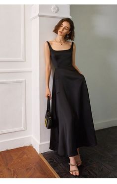 #black #gown #simple #fashion #Designer Sleeveless Skirt, Mode Casual, Grad Dresses, Black N White Dress, Slim Dresses, Flared Skirt, Looks Vintage, Party Fashion, Fancy Dresses