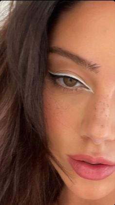 Black Wing Makeup, Make Up With White Eyeliner, White Eyeliner Ideas, White Eyeliner Looks, White Eyeliner Makeup, Makeup 2022, White Eyeliner, Eye Makeup Pictures, Pinterest Makeup