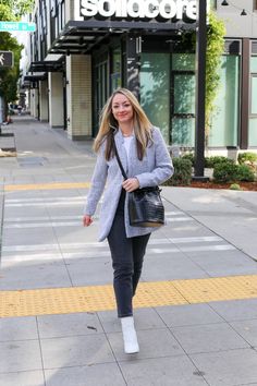 Avec Amber sharing how to style white booties this fall. Full post: https://avecamber.blogspot.com/2024/10/fall-style-white-booties-herringbone.html Booties Work Outfit, Fashion Trend Inspiration, Herringbone Jacket, White Booties, White Boots, Office Fashion