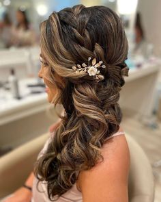 Wedding Hairstyles With Hair Down: 30 Looks And Expert Tips ★ wedding hairstyles down side swept hair down sweetvjewelry Wedding Hairstyles With Braids Curls, Bride Hair To The Side Down, Side Braid With Curls Wedding, Hairstyles To The Side Wedding, Half Up Half Down Wedding Hair One Side, Long Hair Wedding Styles One Side, To The Side Wedding Hairstyles, Hair Due Ideas For Wedding, One Side Prom Hair