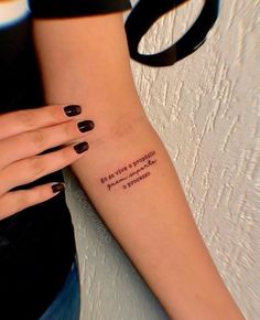 Tatuagem feminina delicada para te inspirar Tato Minimal, Stylist Tattoos, Collar Bone Tattoo, Discreet Tattoos, Real Tattoo, Time Tattoos