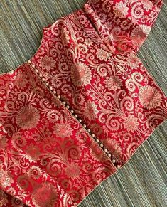 1. Fabric - Brocade, Banarsi 2. It can be customize in any size and design 3. Size in inches 28, 30, 32, 34, 36, 38, 40, 42, 44, 46, 48, 50inches. Elegant Sleeveless Blouse With Buttons, Traditional Fitted Blouse With Buttons, Brocade Blouse Designs, Blouse Sari, Blouse Lehenga, Boat Neck Blouse Design, Sari Design, New Saree Blouse Designs