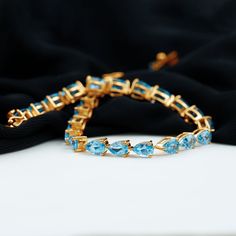 Détails du produit
La classe occupe le devant de la scène avec notre bracelet tennis Est-Ouest orné de topazes bleues suisses taille poire horizontales fixées dans un élégant serti à griffes. Les pierres de topaze bleu suisse vives ajoutent une touche de couleur et de charme, faisant de cette pièce un accessoire polyvalent adapté à toutes les occasions.

Informations sur le produit

SKU
SHP-BRACELET032013991


Longueur
177,8mm


Largeur
4mm


Hauteur
3,8mm


Poids
9,57 g (environ)



INFORMATION Bracelet Tennis, Blue Topaz Stone, Charm Making, Swiss Blue Topaz, Yellow Gold Bracelet, Topaz Stone, East West, Center Stage, Pear Cut