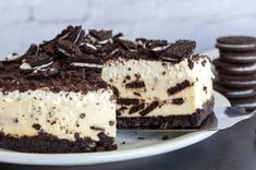 a cheesecake with oreo cookies on the side