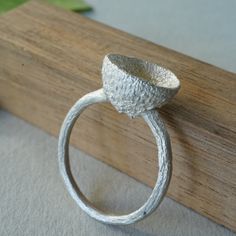 A unique ring born from the dome of an acorn, very comfortable to wear, with a round branch arm. It hugs the finger with its branch texture giving it light with its shape. The whole piece is fully worked to make it very comfortable to wear. It is a unique ring, very different. // All my pieces are designed and handmade in my workshop //. To see more rings: https://www.etsy.com/es/shop/TessJewellery?ref=seller-platform-mcnav&section_id=15196702 Thank you for visiting my store: https://www.TessJewelsDesign.etsy.com Follow me on my social media: ** Instagram: https://www.instagram.com/tessjewels/ ** Pinterest:  https://www.pinterest.es/TessJewelsDesign/ Nature-inspired Open Metal Ring Jewelry, Organic Jewelry Ring Freeform, Modernist Handmade Adjustable Rings, Nature-inspired Hand Cast Sterling Silver Rings, Twig Styl Ring, Cast Rings, Silversmithing Jewelry, Twig Ring, Branch Ring